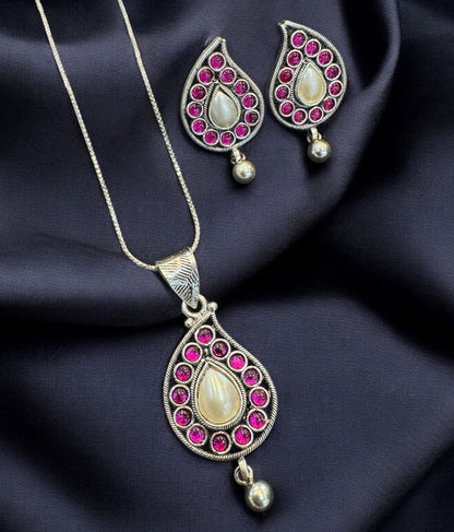 The Maavu Silver Pearl/Kemp  Mango Pendant & Earrings